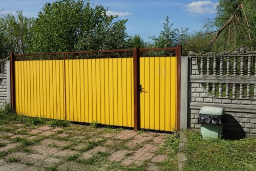 What problems come with low-quality yard gates